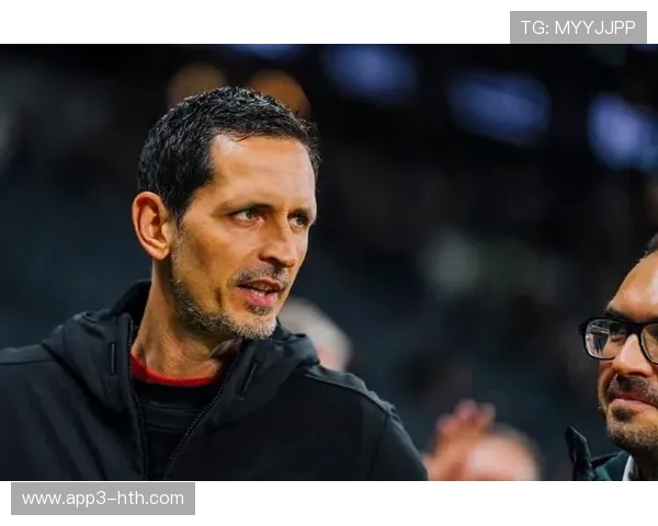 法兰克福主帅托普默勒场边激情指挥