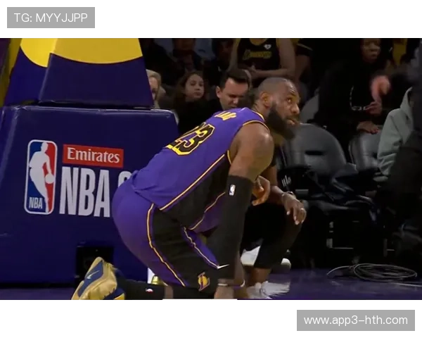 詹姆斯晒下场时手拿坐垫拥抱里夫斯,感慨7天5赛密集赛程 詹姆斯晒下场时手拿坐垫拥抱里夫斯,感慨7天5赛密集赛程