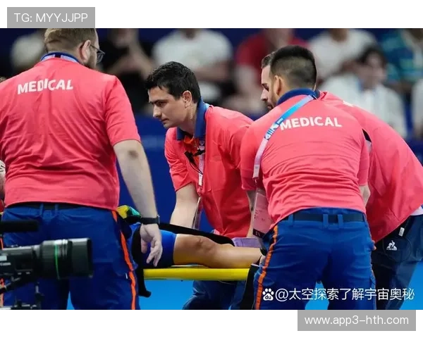 迪洛伦佐争顶落地膝盖重伤,被担架抬离球场恐长期缺阵 迪洛伦佐争顶落地膝盖重伤,被担架抬离球场恐长期缺阵